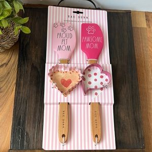 NEW Rae Dunn 4 Piece Spatula & Cookie Cutter “PET MOM”